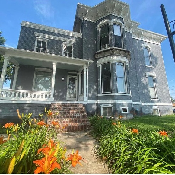 Meet Your Posher - Picture 8 of 10